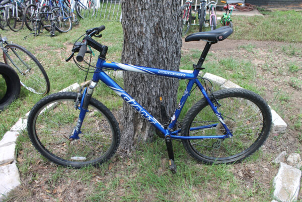 Giant Boulder SE Mountain Bike - 0035