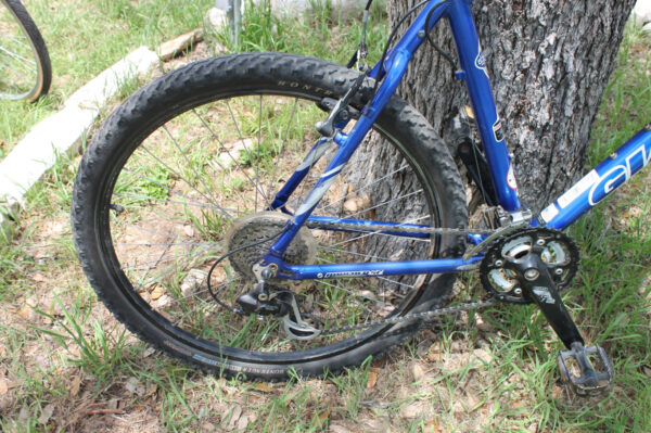 Giant Boulder SE Mountain Bike - 0035